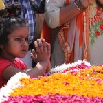 Una bimba in preghiera