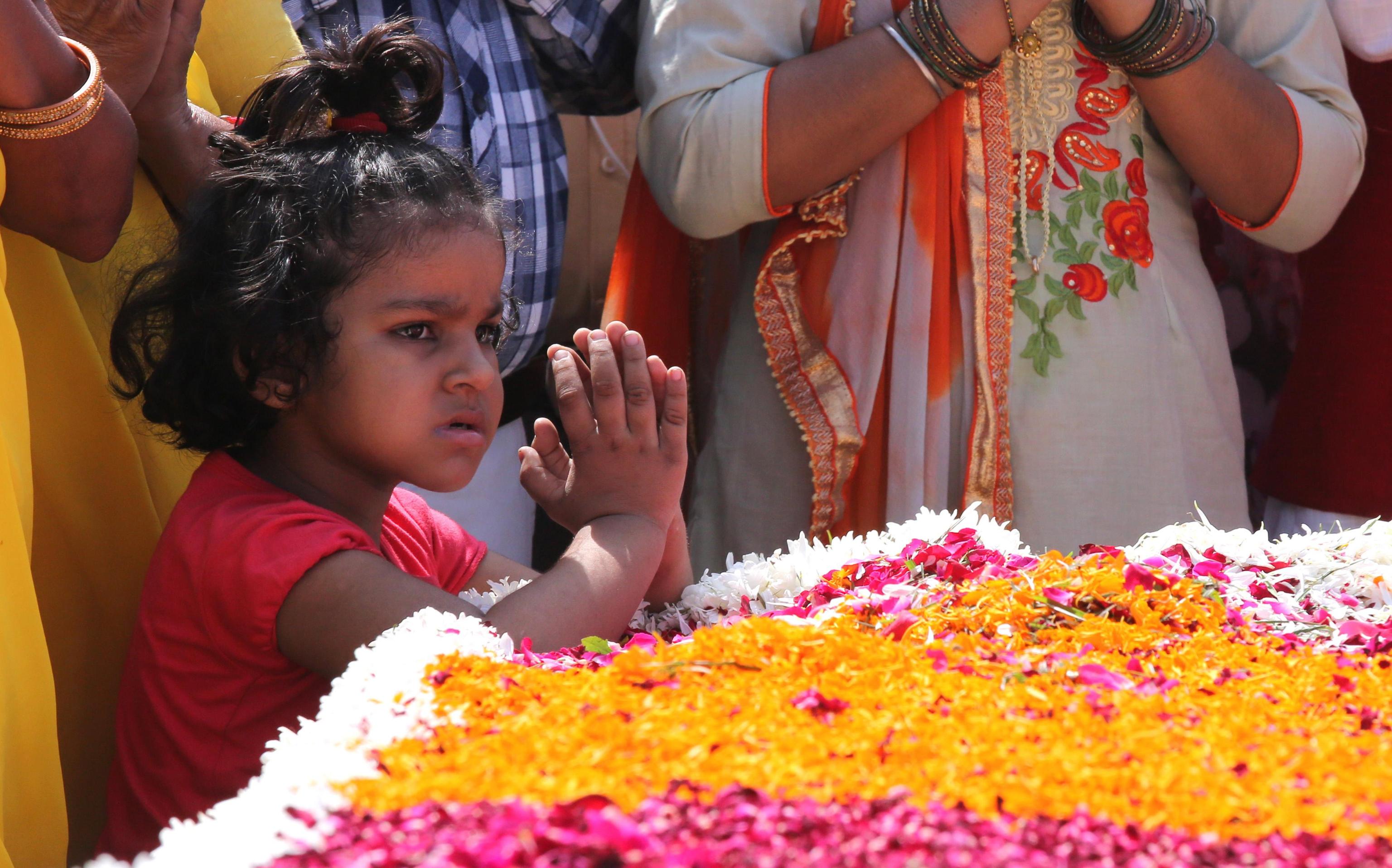 Una bimba in preghiera