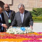 Il segretario generale dell'Onu, Antonio Guterres, depone una corona di fiori