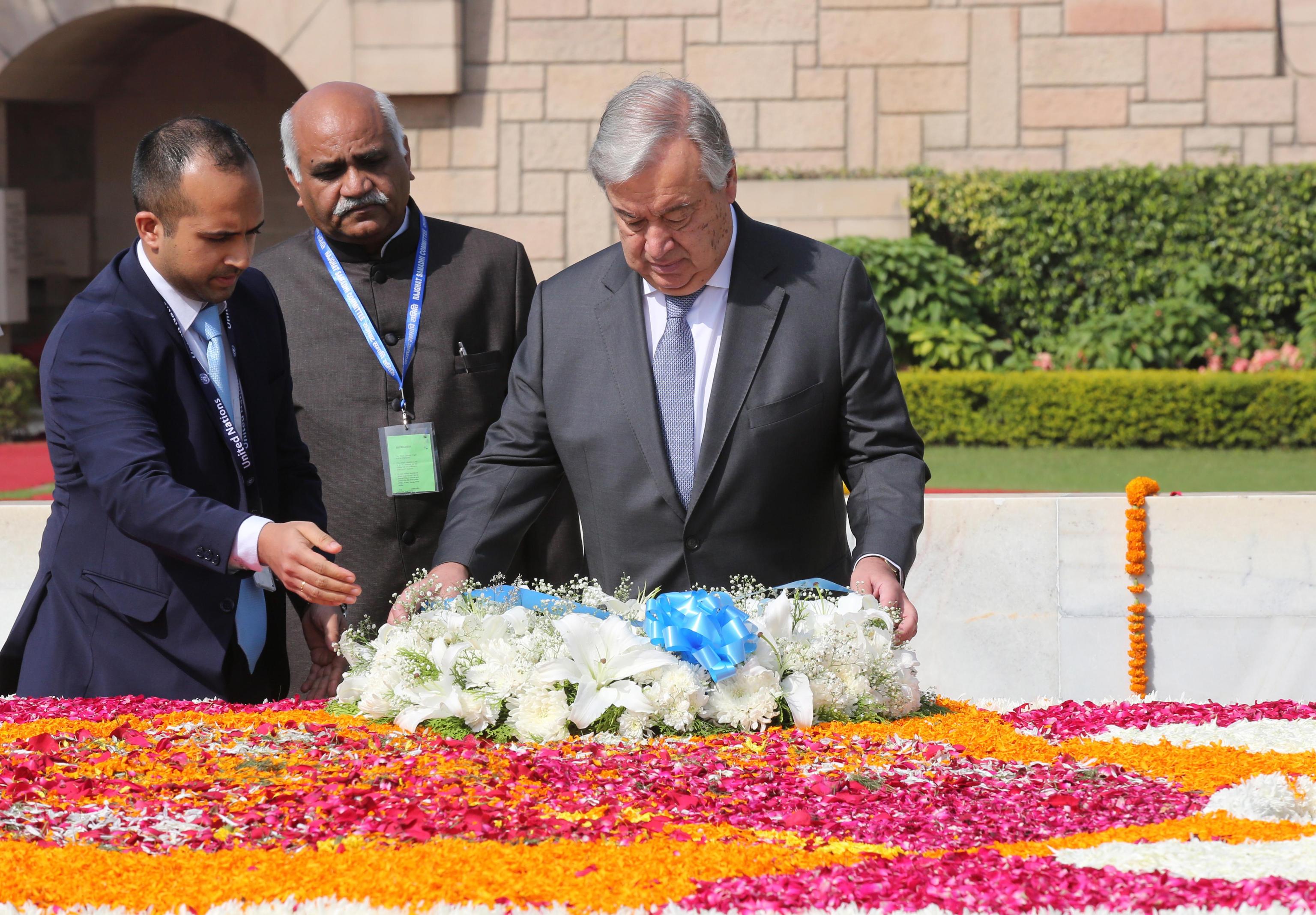 Il segretario generale dell'Onu, Antonio Guterres, depone una corona di fiori