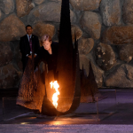 Angela Merkel depone una corona nella Sala del Ricordo nel Museo dell'Olocausto Yad Vashem
