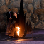 Angela Merkel depone una corona nella Sala del Ricordo nel Museo dell'Olocausto Yad Vashem Angela Merkel depone una corona nella Sala del Ricordo nel Museo dell'Olocausto Yad Vashem
