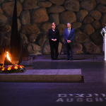 Angela Merkel e Benjamin Netanyahu nella Sala del Ricordo nel Museo dell'Olocausto Yad Vashem Angela Merkel e Benjamin Netanyahu nella Sala del Ricordo nel Museo dell'Olocausto Yad Vashem