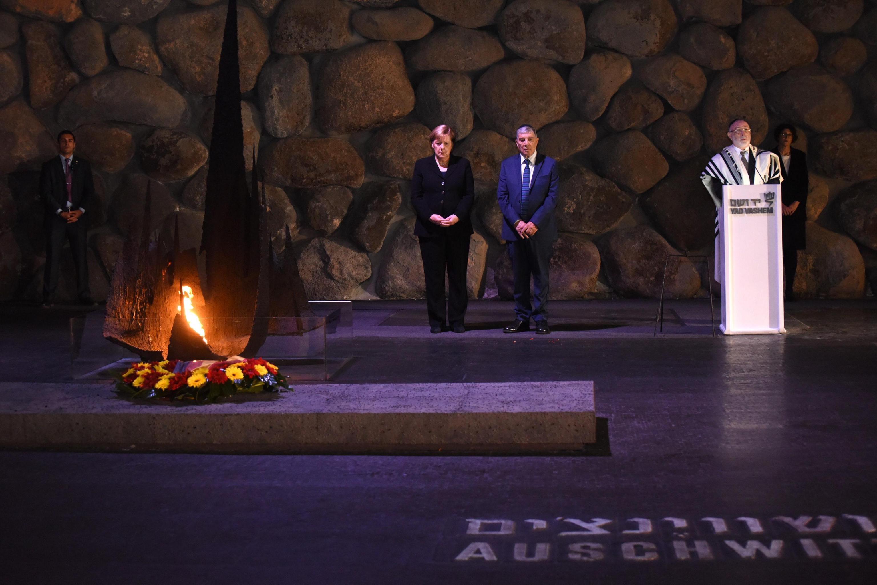 Angela Merkel e Benjamin Netanyahu nella Sala del Ricordo nel Museo dell'Olocausto Yad Vashem Angela Merkel e Benjamin Netanyahu nella Sala del Ricordo nel Museo dell'Olocausto Yad Vashem