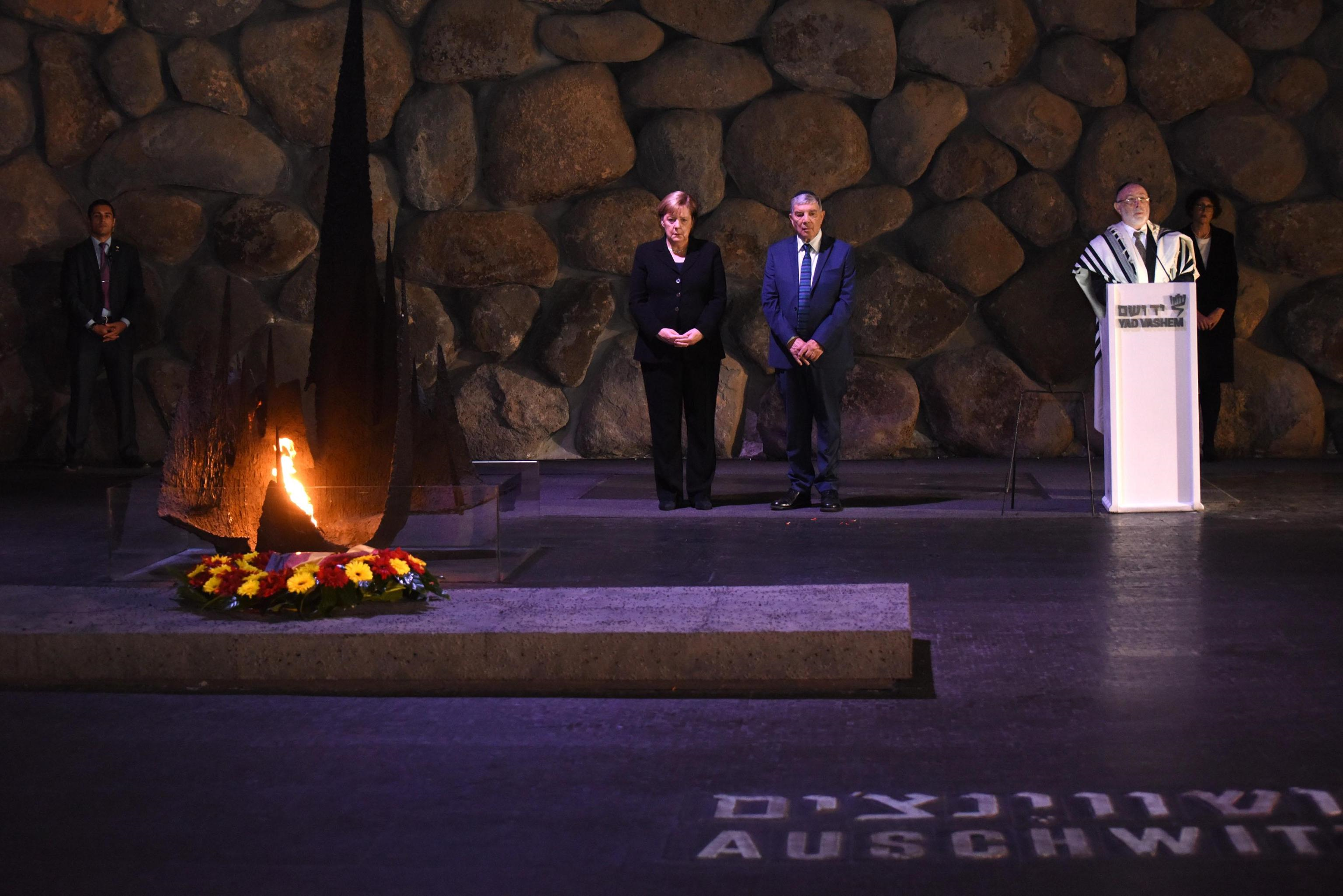 Angela Merkel e Benjamin Netanyahu nella Sala del Ricordo nel Museo dell'Olocausto Yad Vashem
