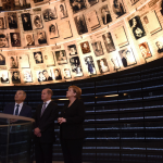 Angela Merkel viene ricevuta nella Sala del Ricordo nel Museo dell'Olocausto Yad Vashem a Gerusalemme Angela Merkel viene ricevuta nella Sala del Ricordo nel Museo dell'Olocausto Yad Vashem a Gerusalemme