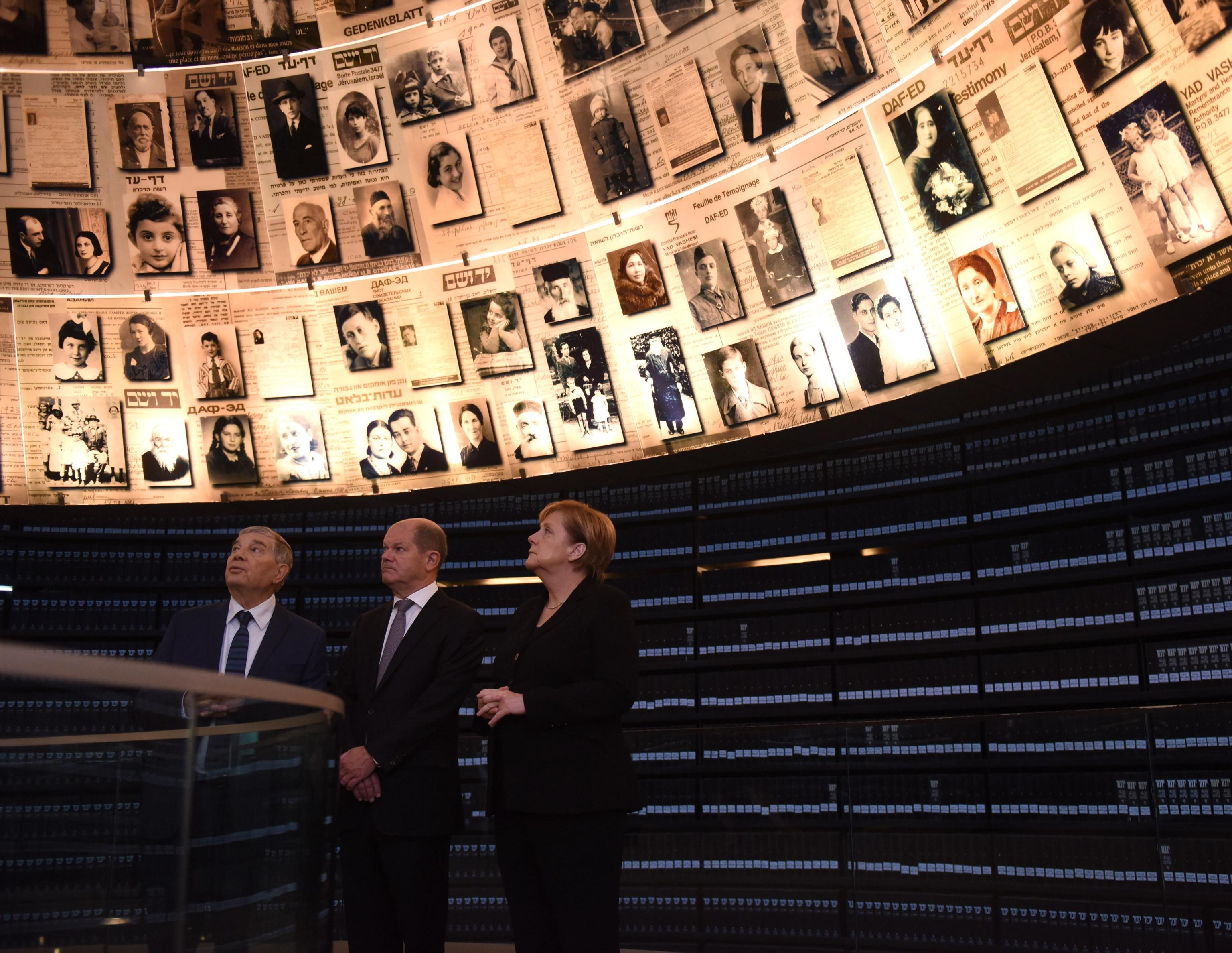 Angela Merkel viene ricevuta nella Sala del Ricordo nel Museo dell'Olocausto Yad Vashem a Gerusalemme Angela Merkel viene ricevuta nella Sala del Ricordo nel Museo dell'Olocausto Yad Vashem a Gerusalemme