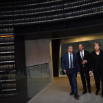 Angela Merkel accompagnata nella Sala del Ricordo nel Museo dell'Olocausto Yad Vashem a Gerusalemme, Angela Merkel accompagnata nella Sala del Ricordo nel Museo dell'Olocausto Yad Vashem a Gerusalemme,