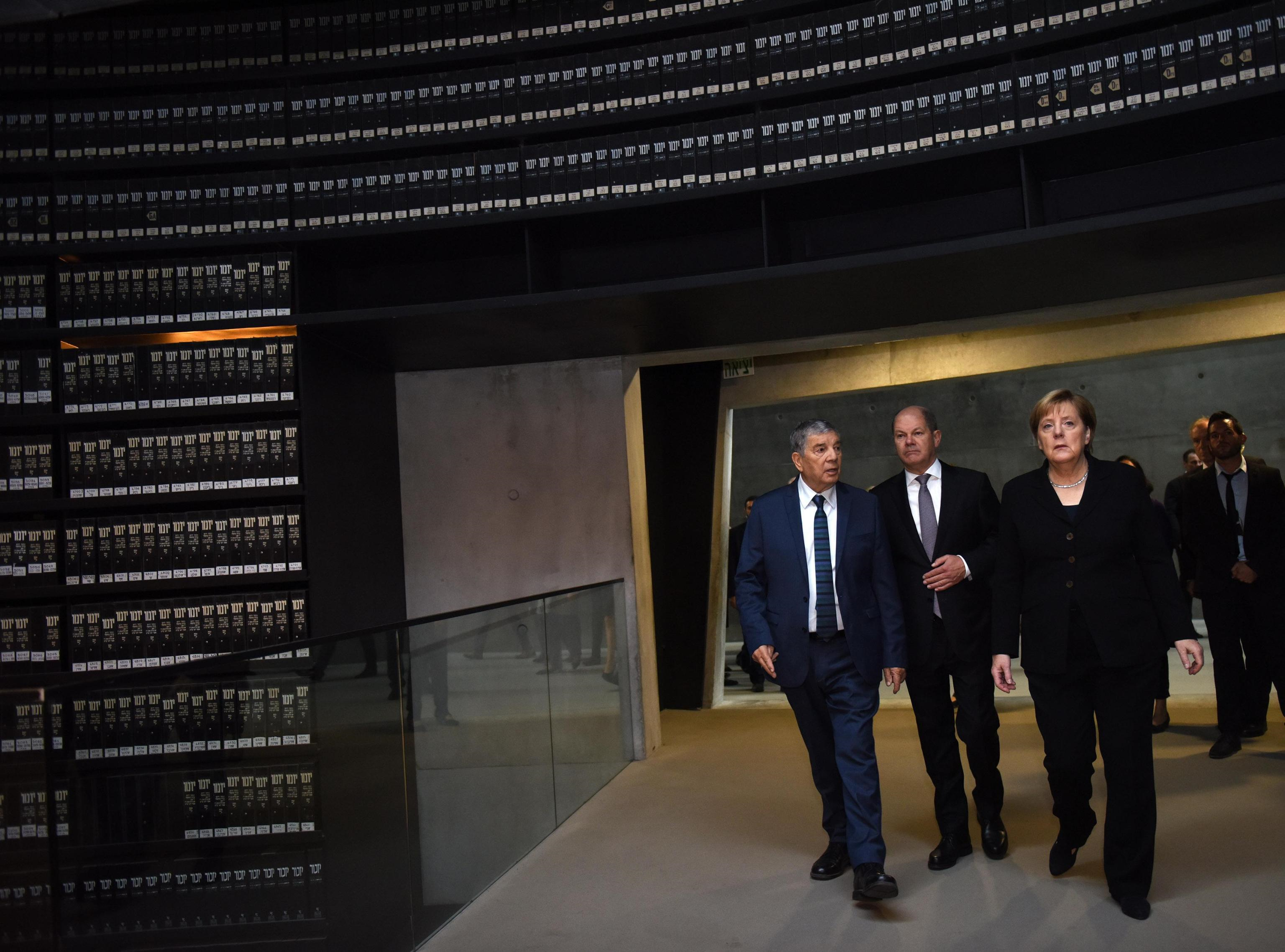 Angela Merkel accompagnata nella Sala del Ricordo nel Museo dell'Olocausto Yad Vashem a Gerusalemme,