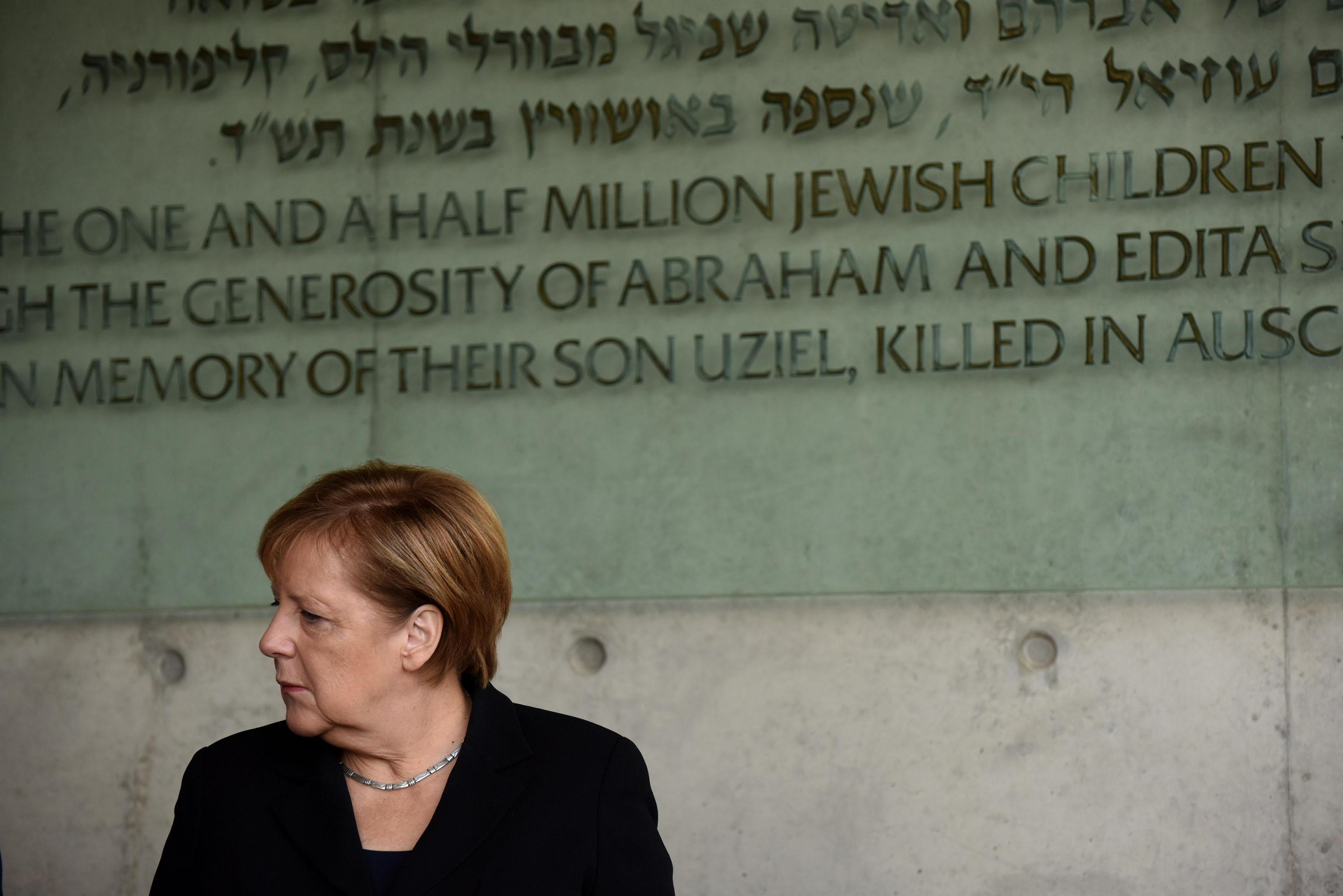 Angela Merkel e il discorso al memoriale delle vittime dell'olocausto Angela Merkel e il discorso al memoriale delle vittime dell'olocausto