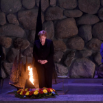 Angela Merkel dopo aver lasciato la corona in ricordo delle vittime dell'Olocausto Angela Merkel dopo aver lasciato la corona in ricordo delle vittime dell'Olocausto