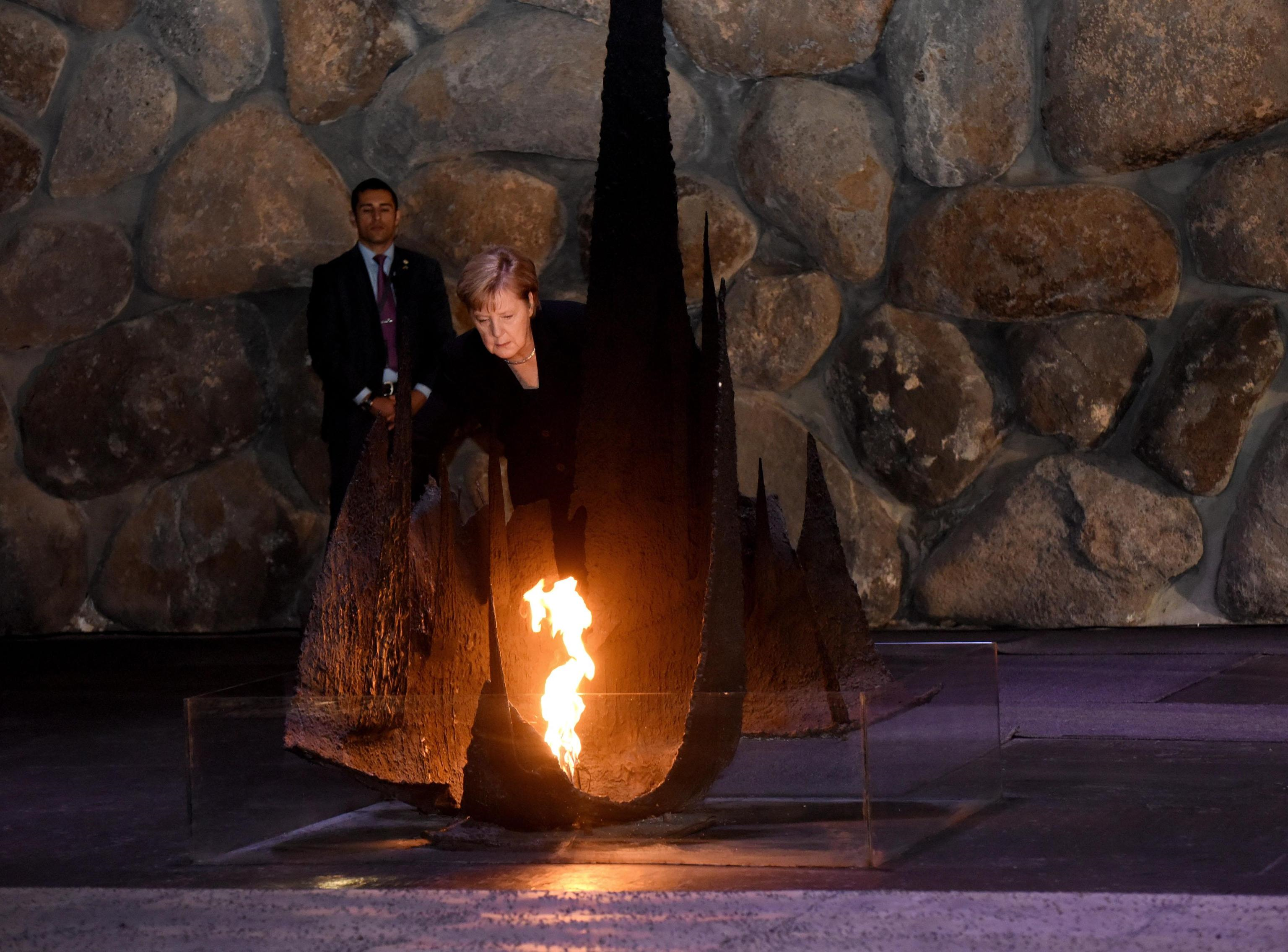 Angela Merkel depone una corona nella Sala del Ricordo nel Museo dell'Olocausto Yad Vashem Angela Merkel depone una corona nella Sala del Ricordo nel Museo dell'Olocausto Yad Vashem