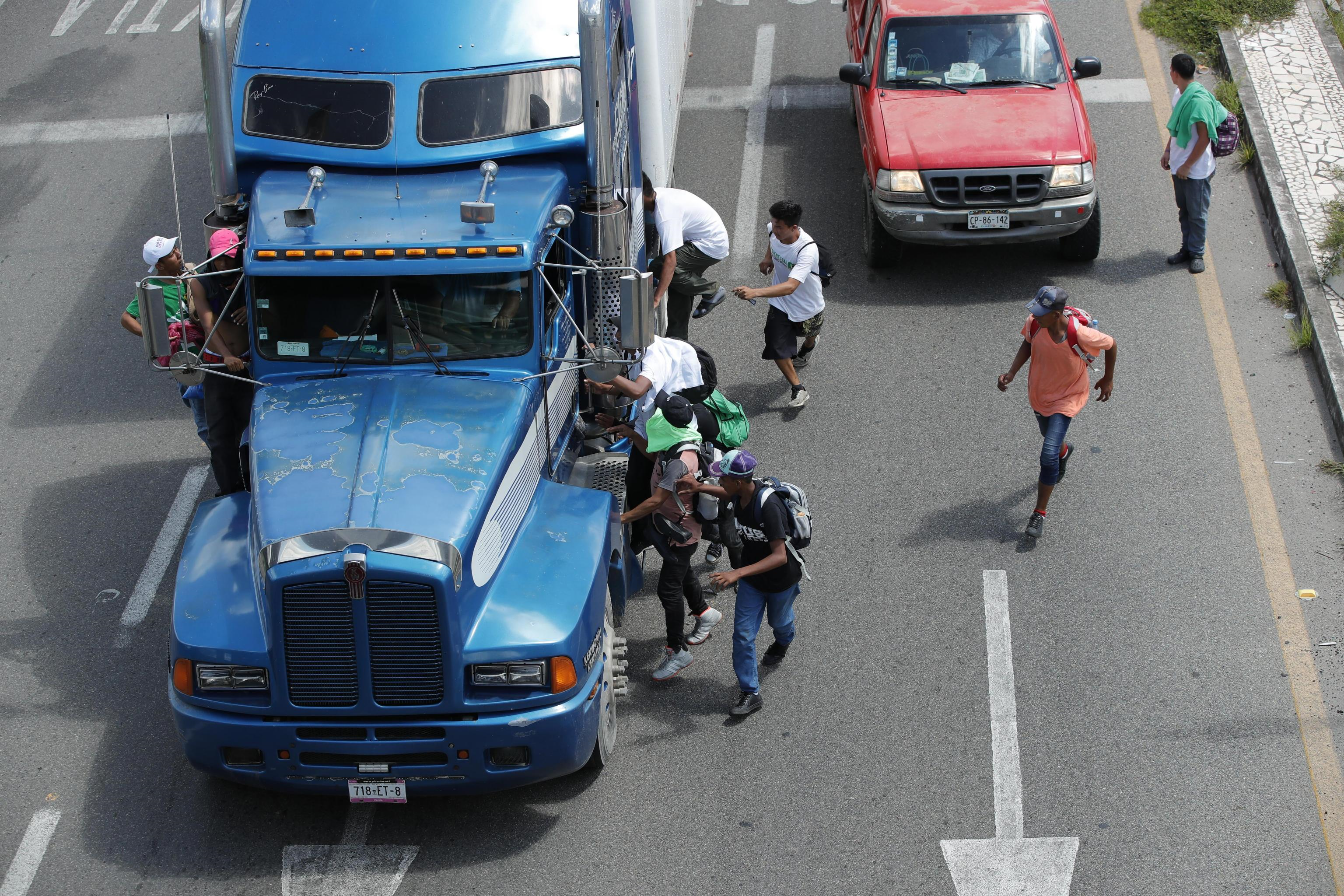 Migranti honduregni durante la marcia dal Messico verso gli Usa