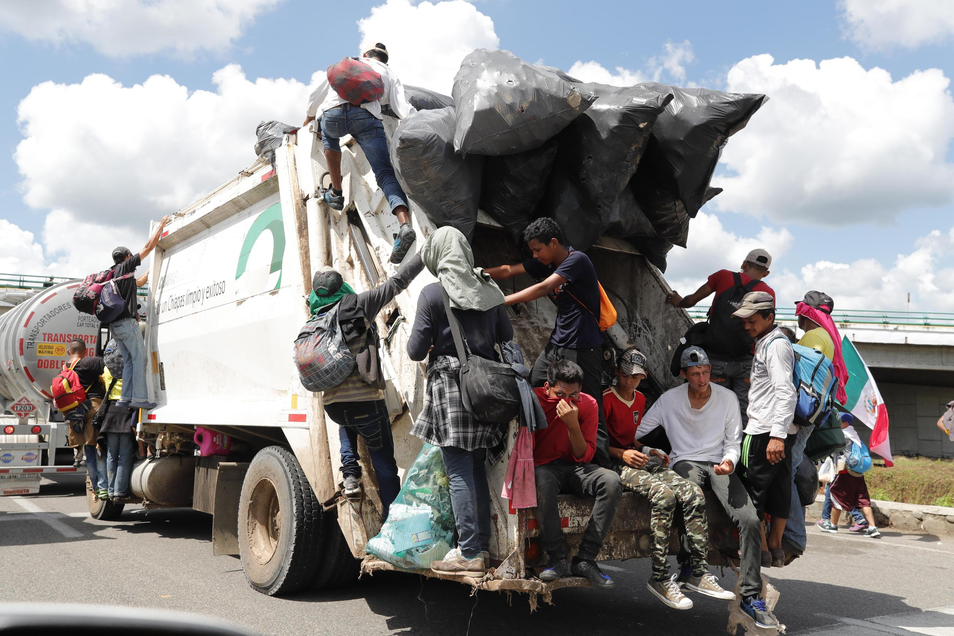 Migranti honduregni sui mezzi di fortuna lungo il percorso verso gli Stati Uniti