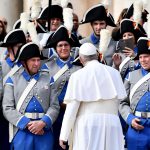 Papa Francesco in udienza incontra un'orchestra francese.