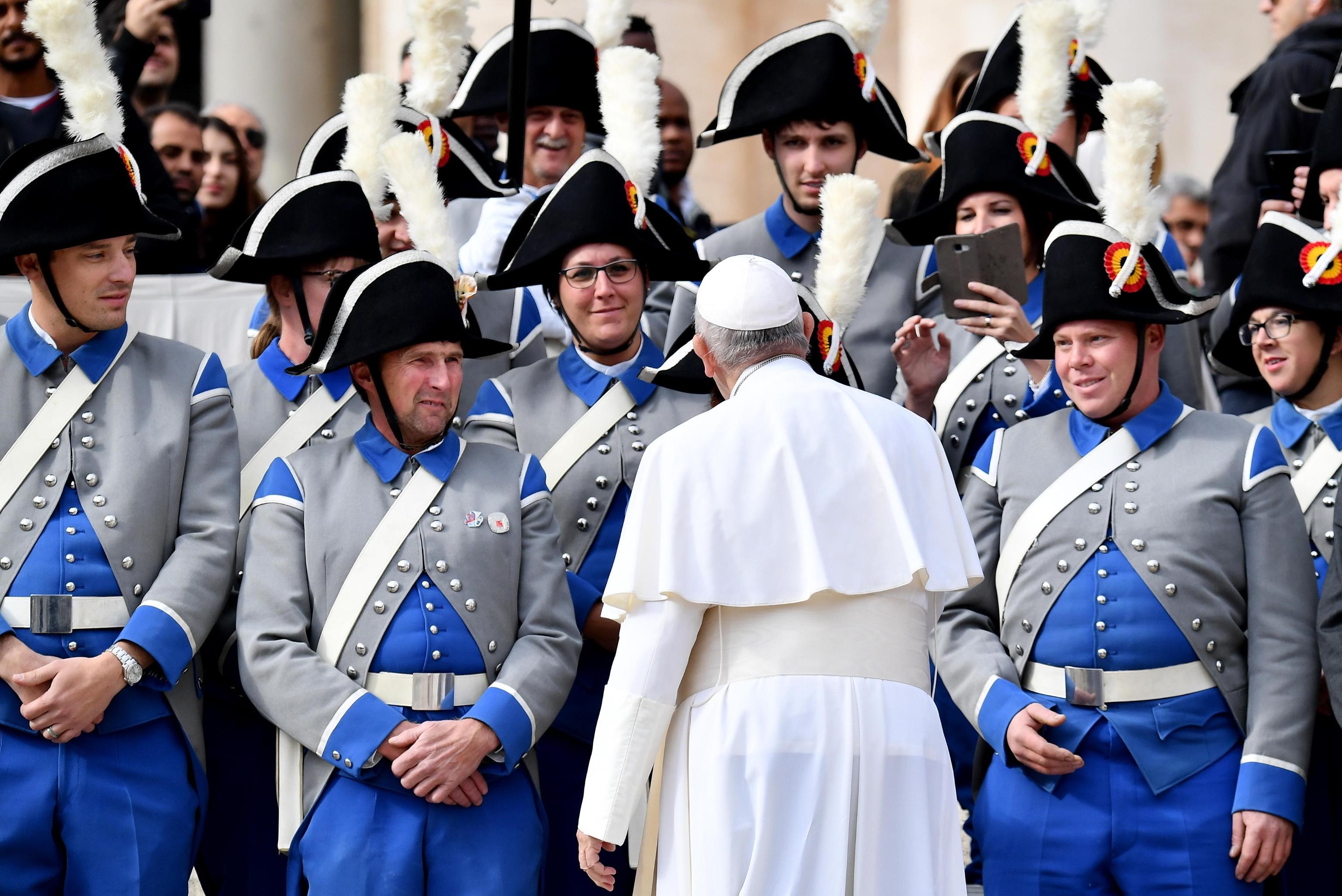 Papa Francesco in udienza incontra un'orchestra francese.