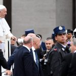 Papa Francesco arriva con la papamobile a San Pietro.