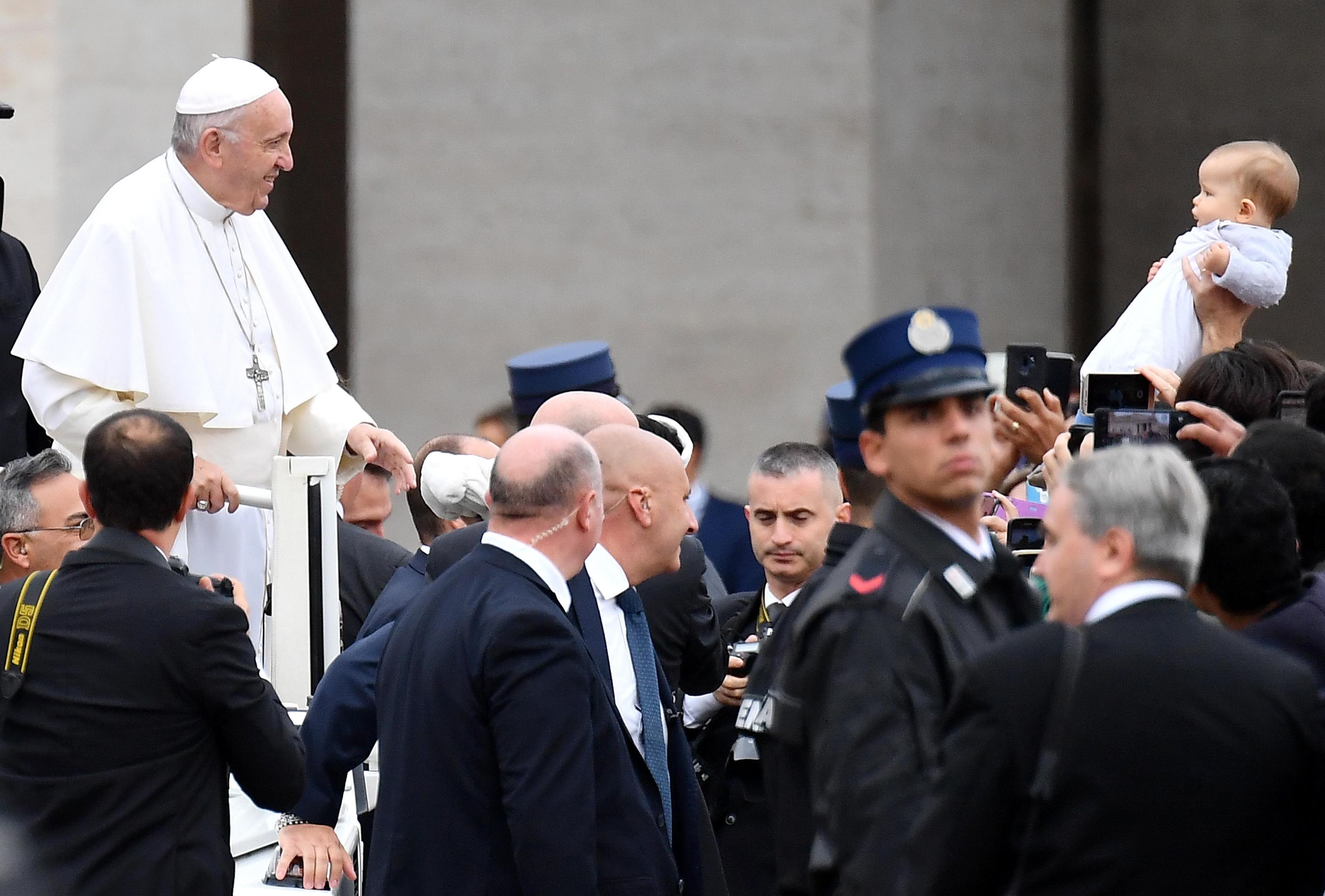 Papa Francesco arriva con la papamobile a San Pietro.