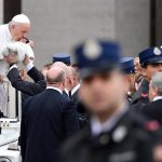 Papa Francesco osserva i bambini in prima fila durante l'udienza generale.