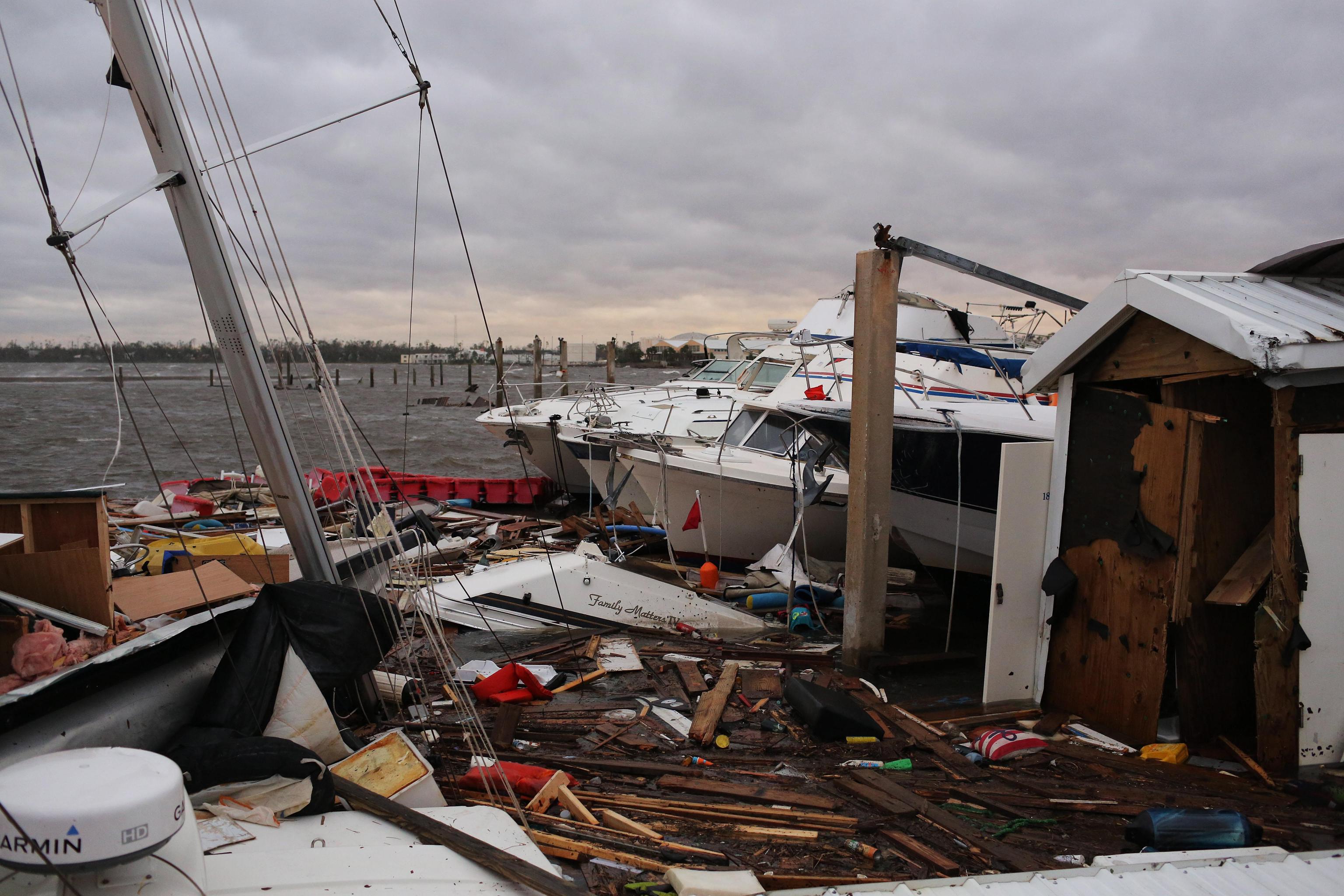 Alcuni relitti di barche nei pressi di un molo a Panama City