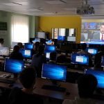 Gli studenti guardano l'ultimo servizio video prodotto dalla classe precedente