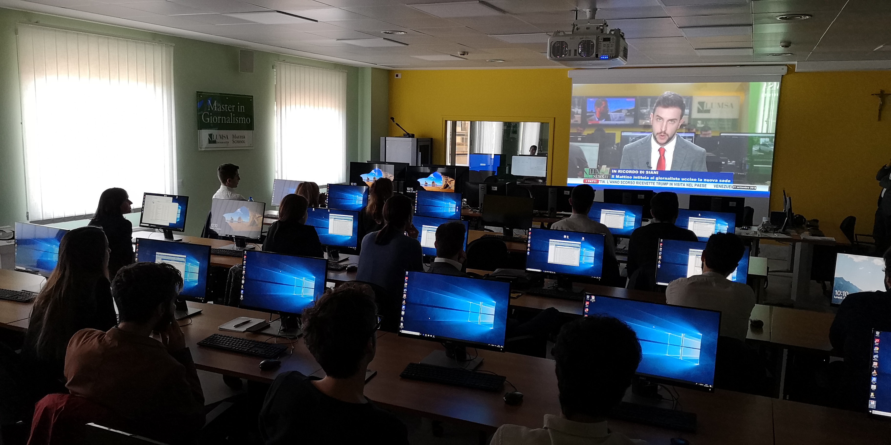 Gli studenti guardano l'ultimo servizio video prodotto dalla classe precedente