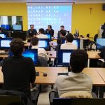 Ad ogni studente viene assegnata una postazione nella redazione, dotata di strumenti di ultima generazione