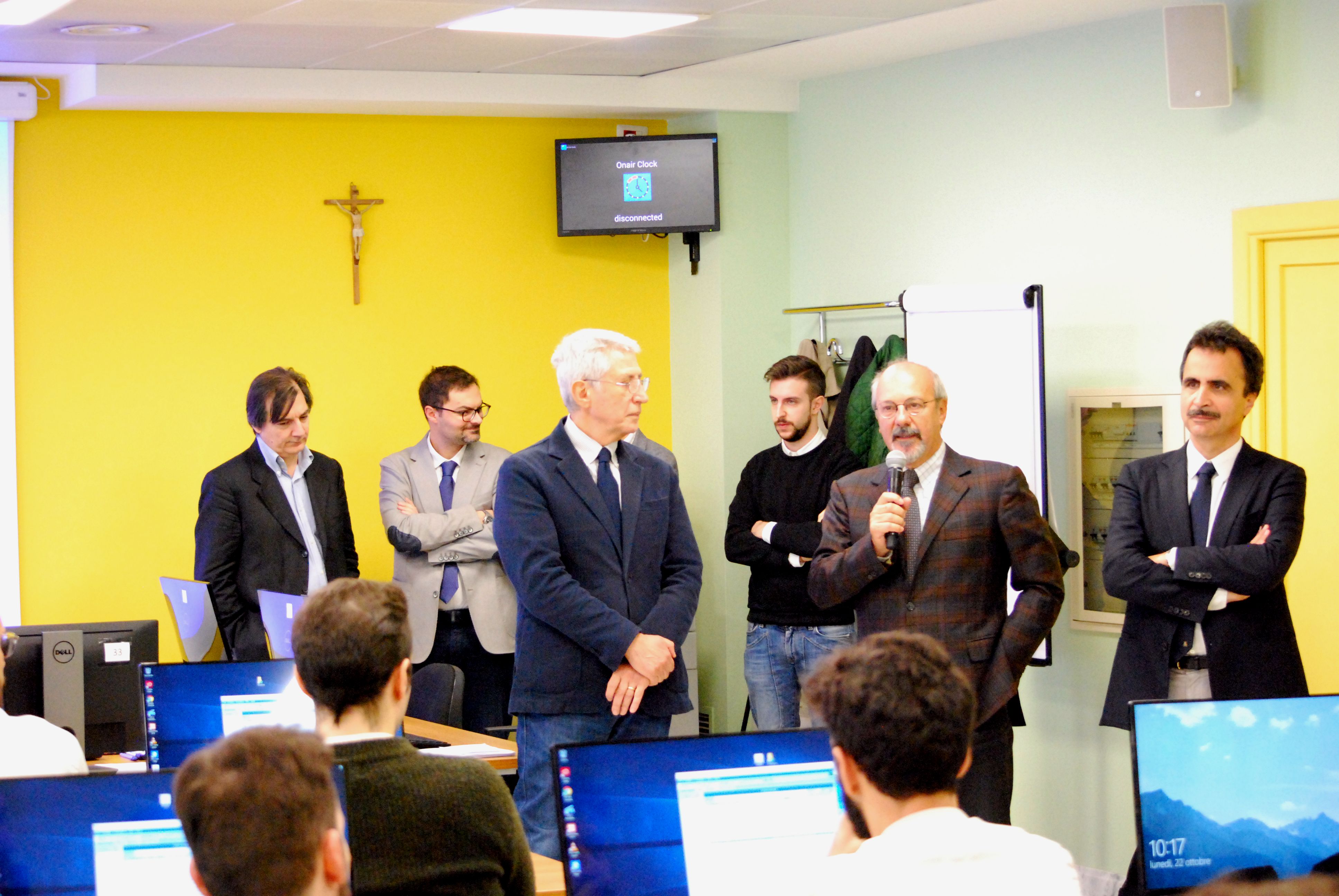 Il Direttore scientifico Fabio Zavattaro introduce il percorso di studi agli studenti