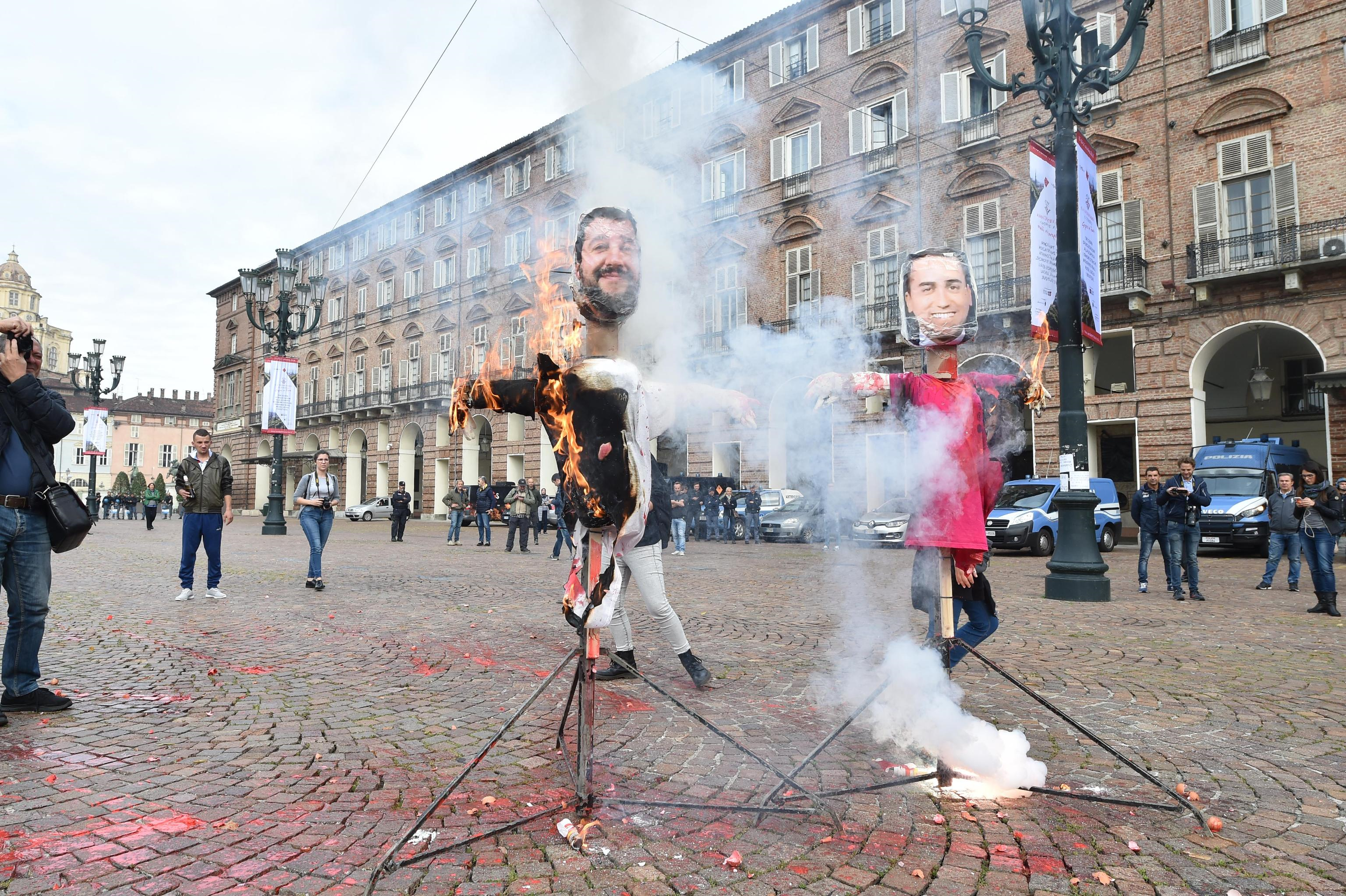 Manichini raffiguranti i vicepremier Matteo Salvini e Luigi Di Maio sono stati bruciati dagli studenti che manifestano a Torino scandendo slogan contro il governo