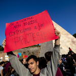 Uno studente del corteo romano contro l'assenza di politiche del governo