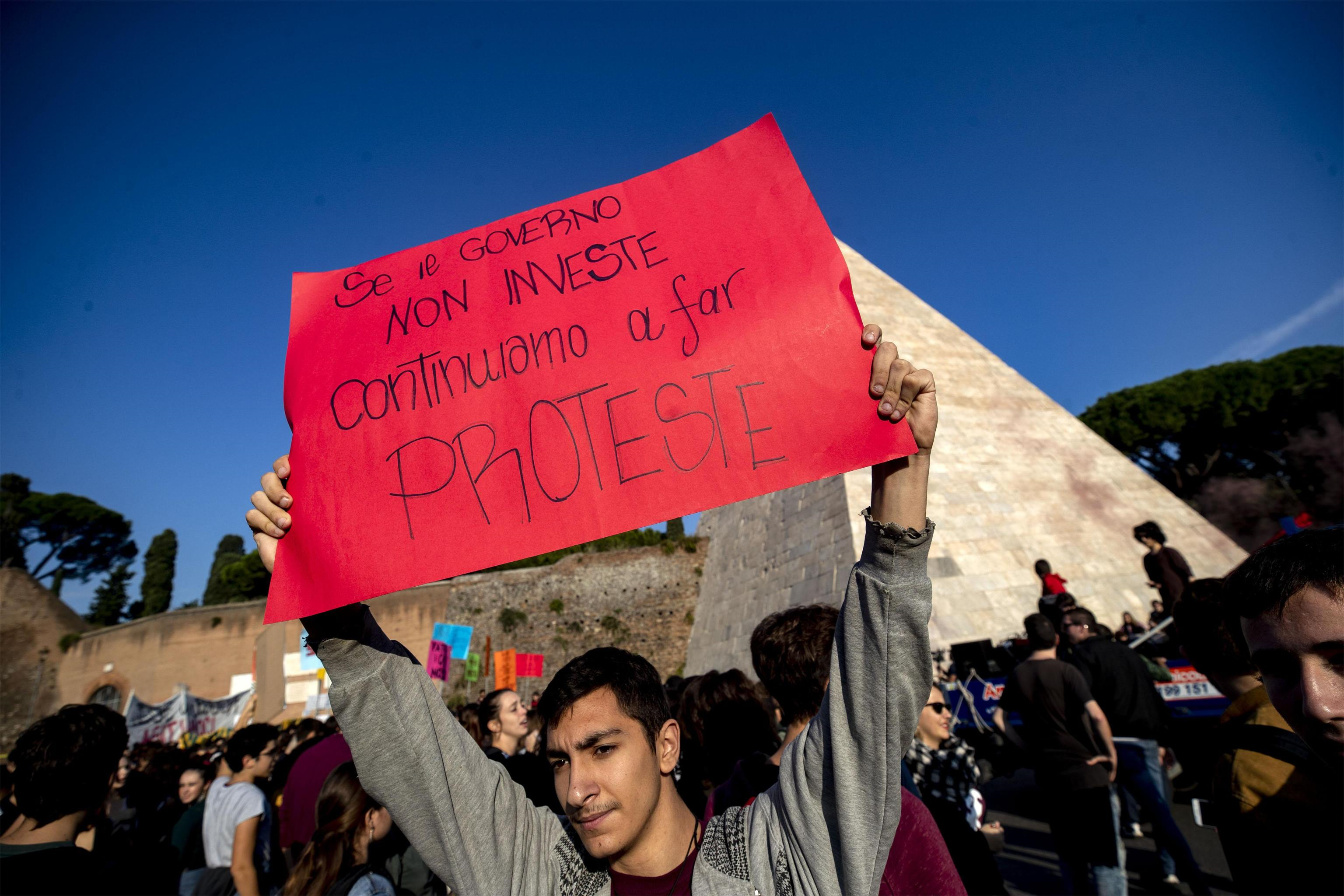 Uno studente del corteo romano contro l'assenza di politiche del governo