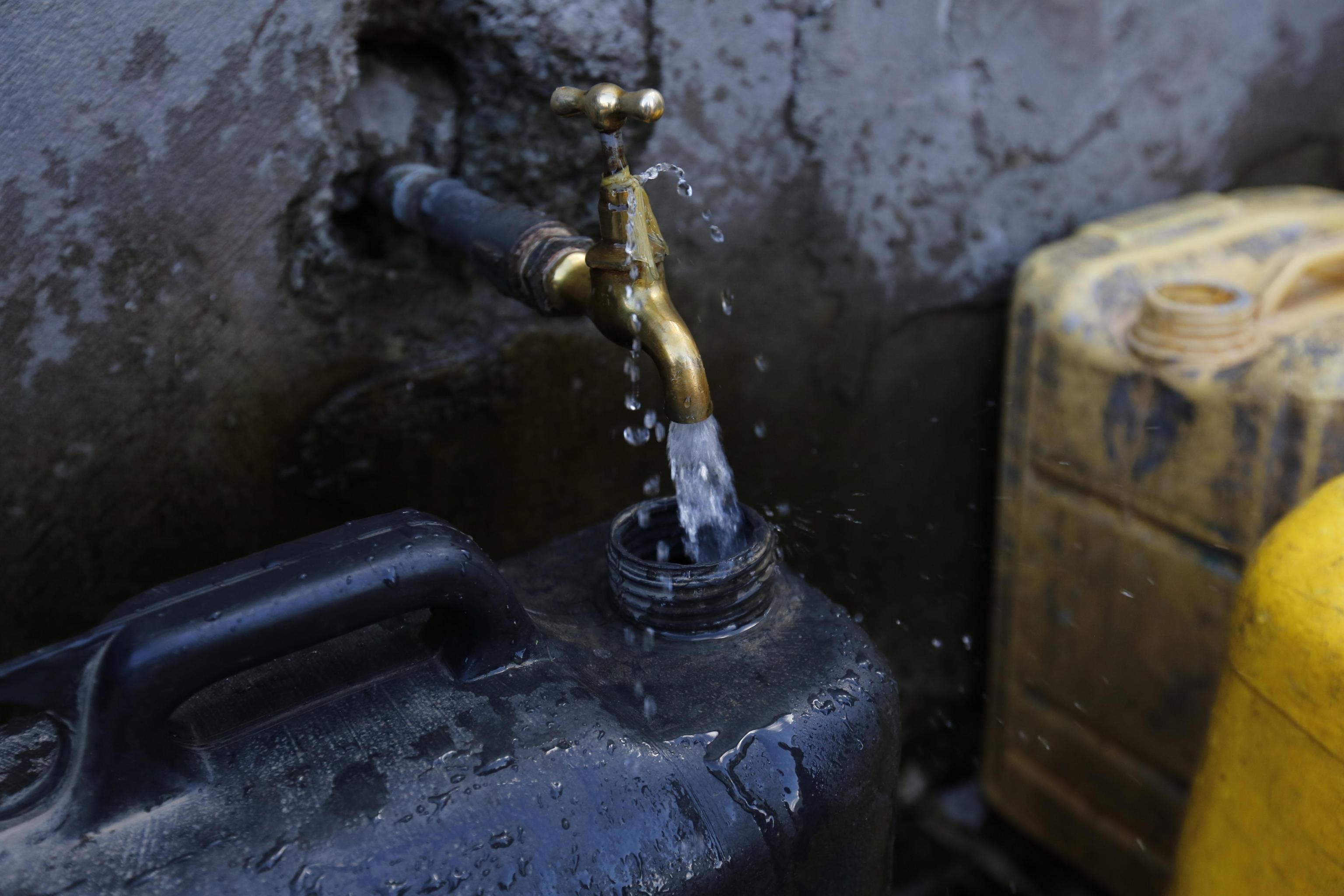 Tanica d'acqua contaminata.