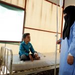 Bambino ottiene cure mediche in una tenda di fortuna.