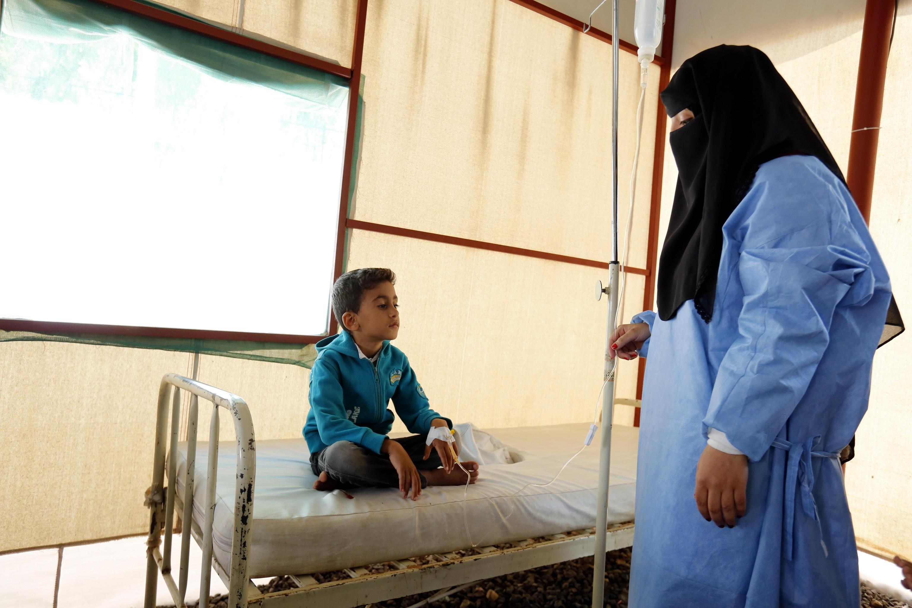Bambino ottiene cure mediche in una tenda di fortuna.