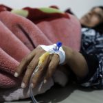 Donna malata riceve i trattamenti per il colera.