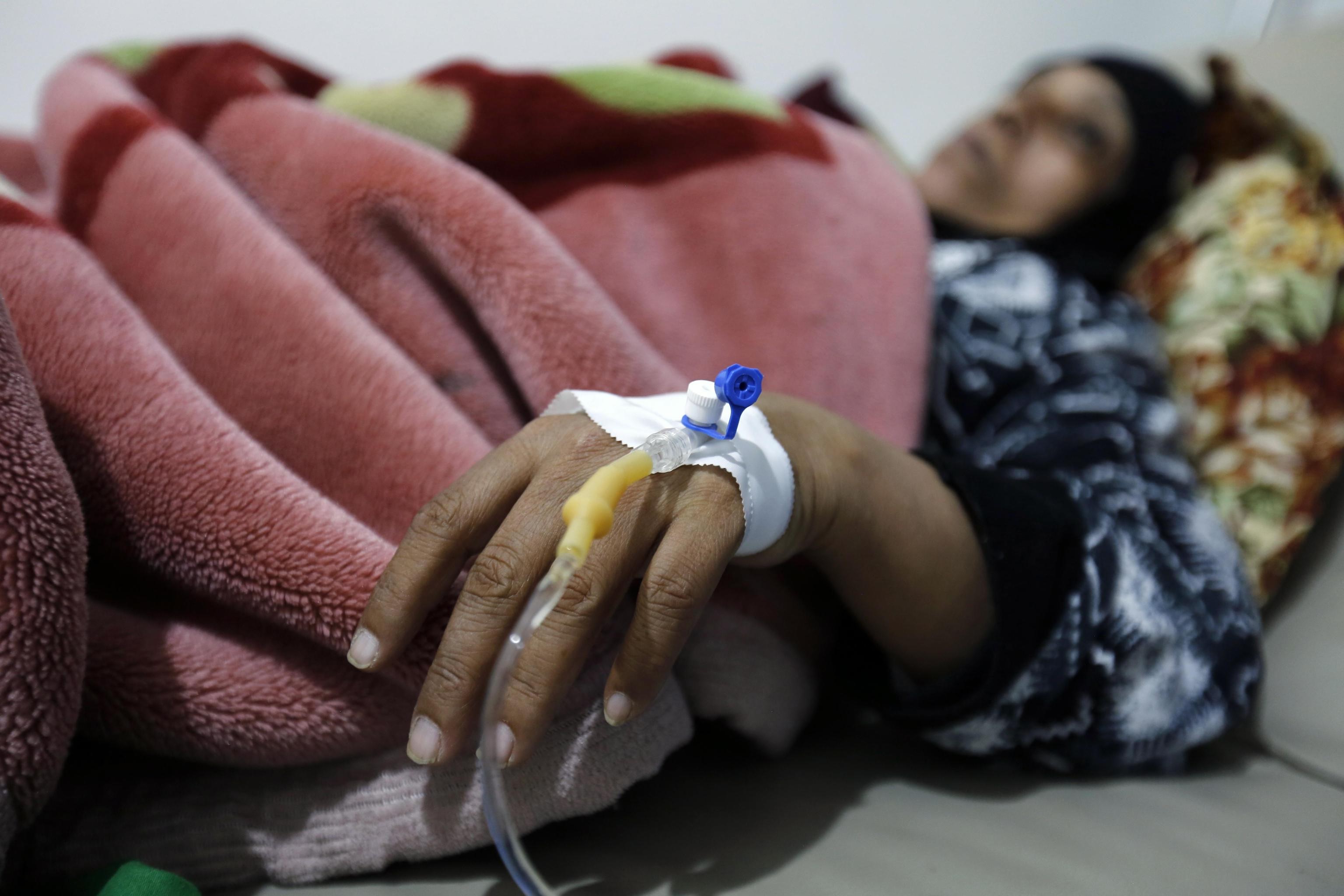 Donna malata riceve i trattamenti per il colera.