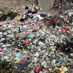 Strade di Sana'a ricoperte di spazzatura, principale veicolo del colera.