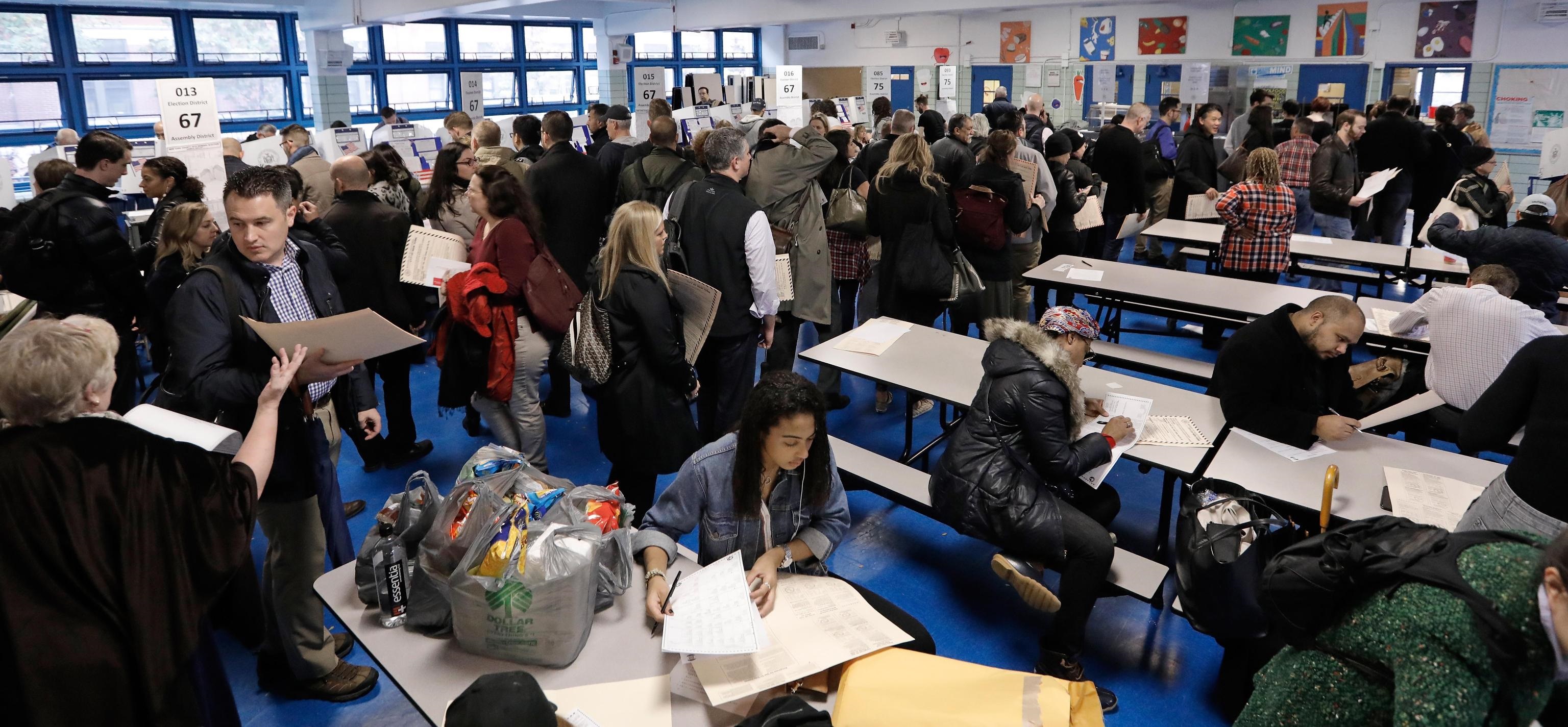 La fila in un seggio di New York: il dato sull'affluenza in tutti gli Stati Uniti è il più alto degli ultimi decenni
