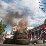Barricate fatte di pneumatici vengono date alle fiamme Barricate fatte di pneumatici vengono date alle fiamme