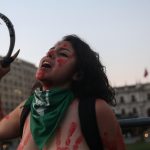 Una donna partecipa a una manifestazione contro la violenza nei confronti delle donne a Santiago, in Cile, il 22 novembre 2018.