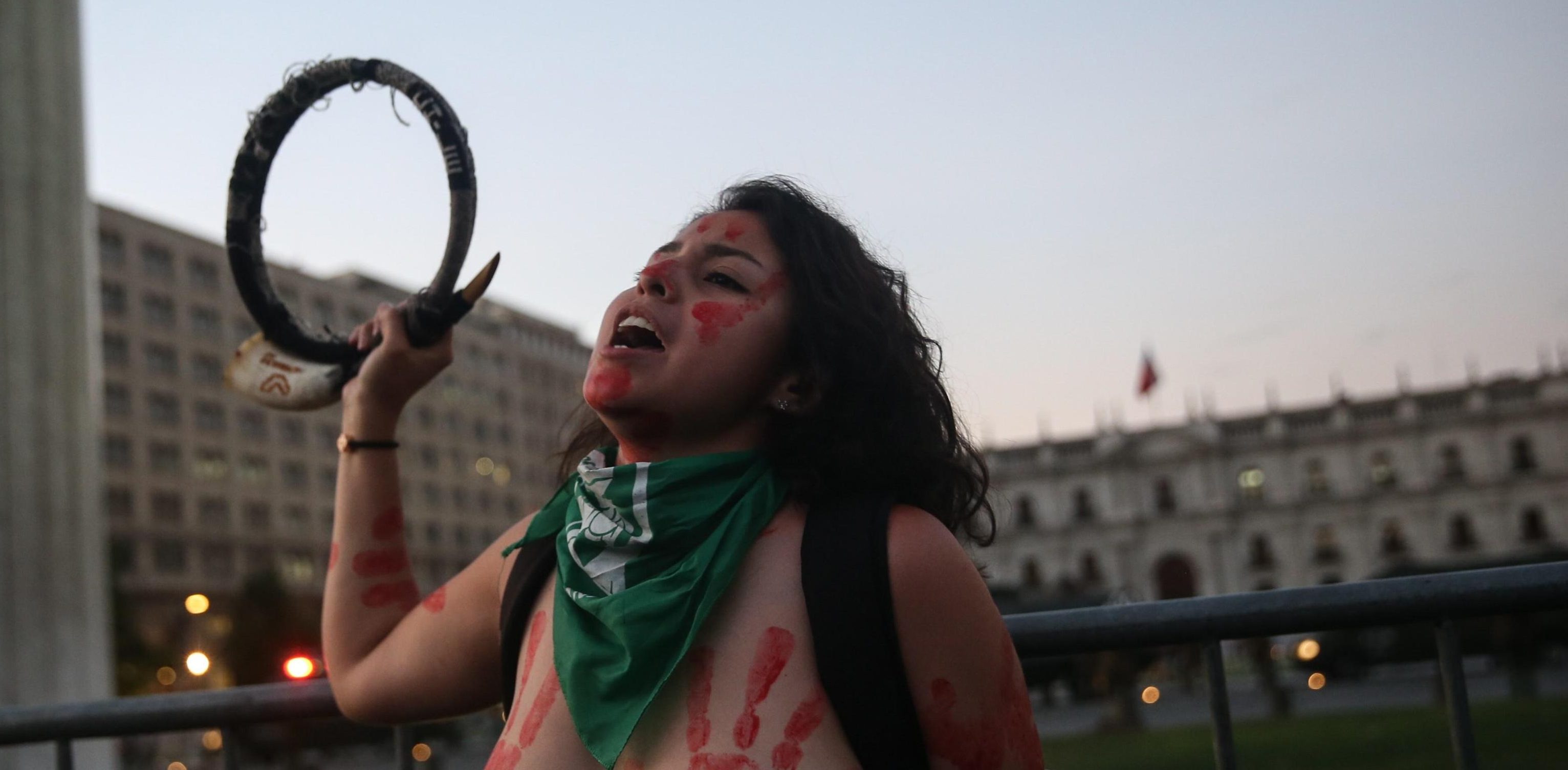 Una donna partecipa a una manifestazione contro la violenza nei confronti delle donne a Santiago, in Cile, il 22 novembre 2018.