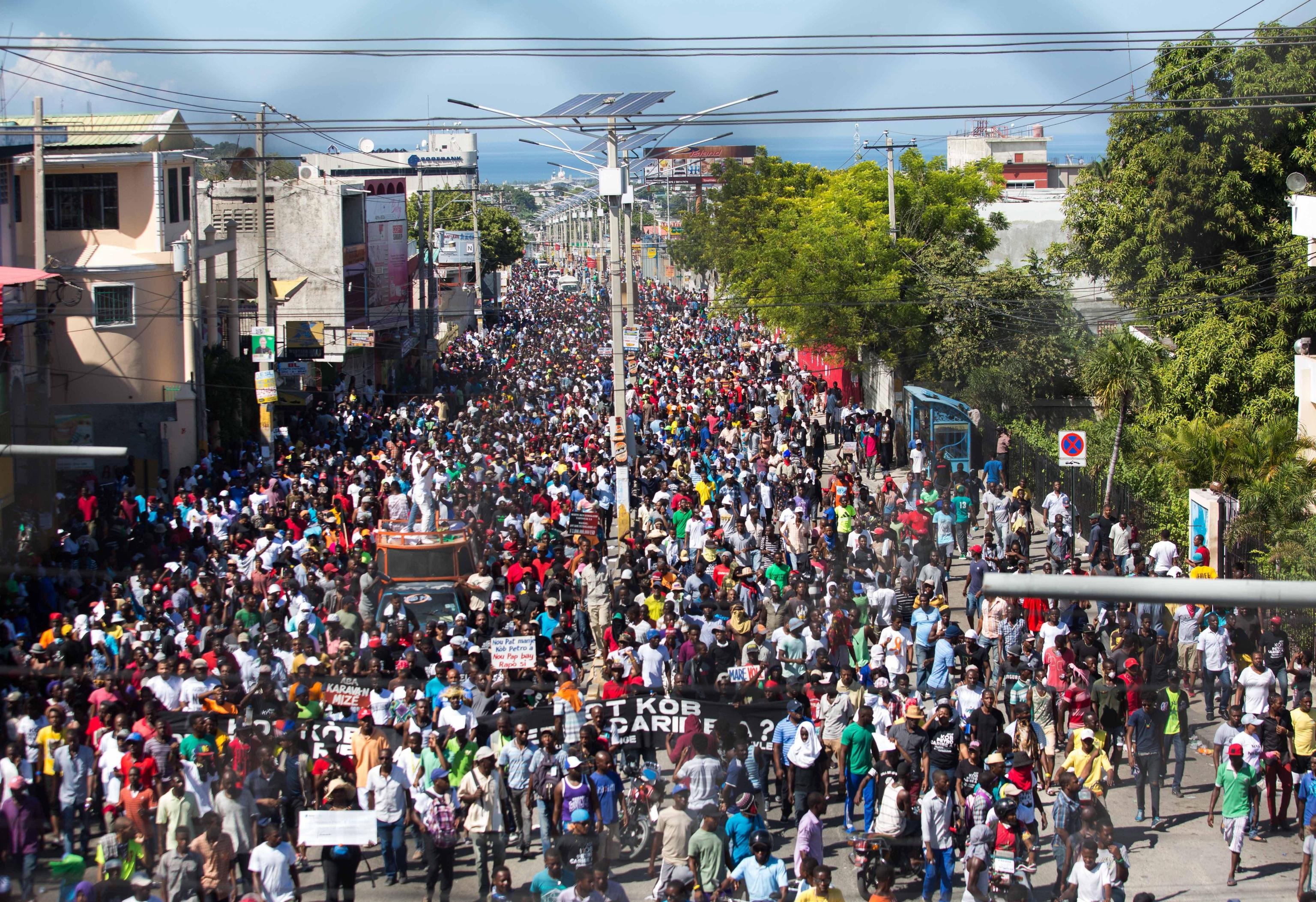 Migliaia di haitiani in strada per manifestare Migliaia di haitiani in strada per manifestare