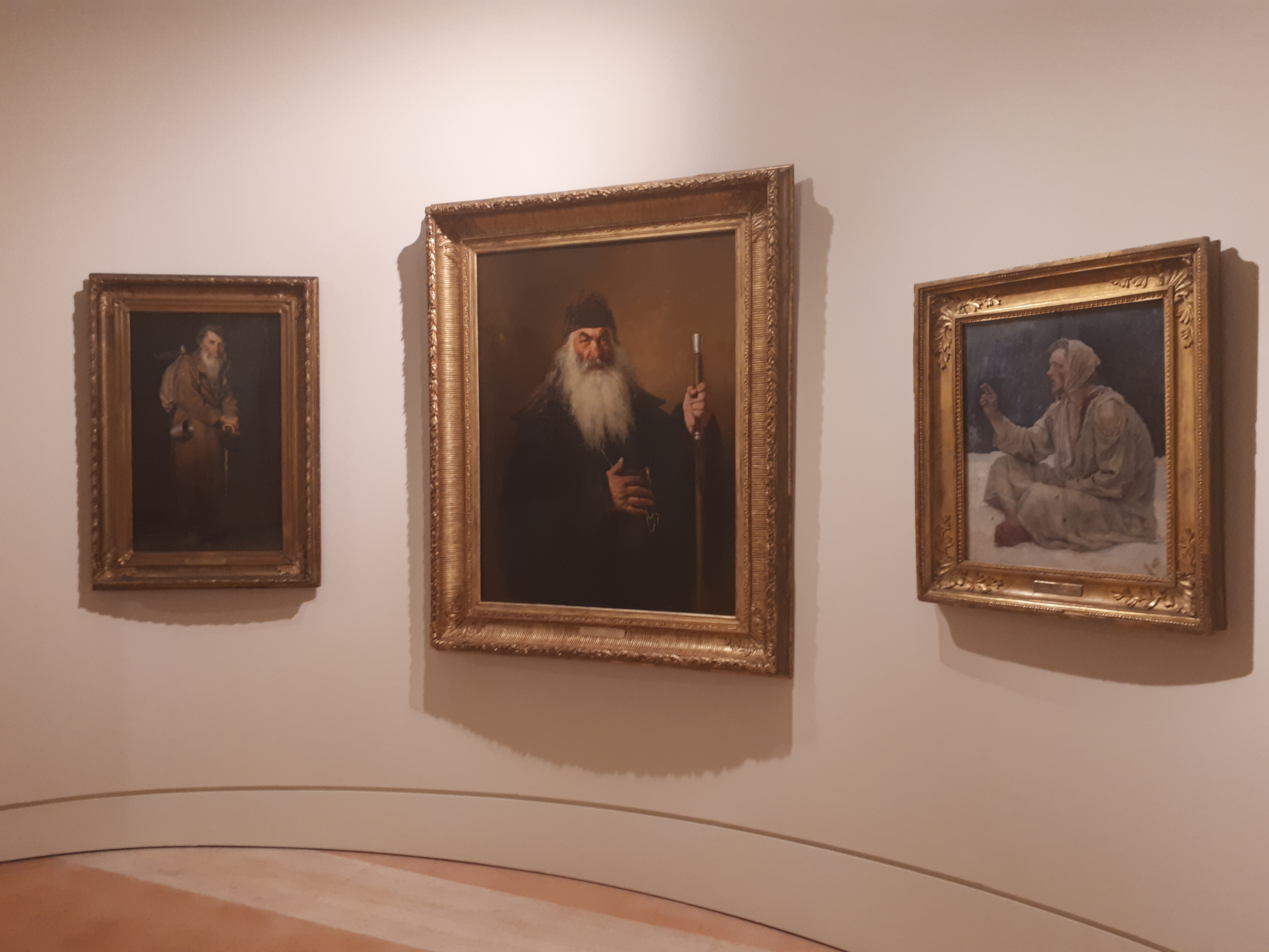 Da sinistra a destra: "Pellegrino" (Perov,1870), "Protodiacono" (Repin, 1877) e "Jurodivyj seduto sulla neve" (Surikov, 1885)