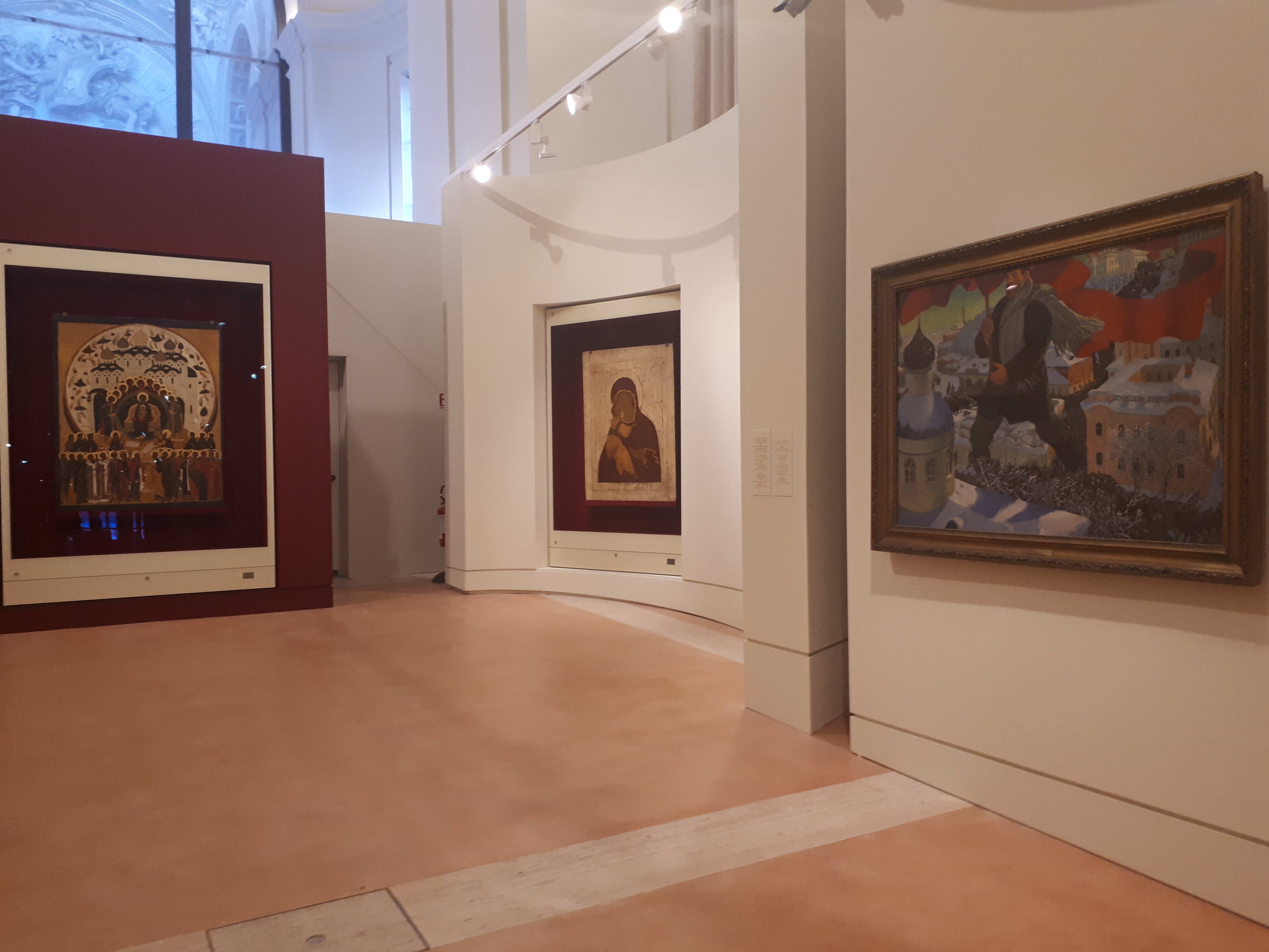 "Il Bolscevico" (Kustodiev, 1920) accanto ad icone del XVI secolo