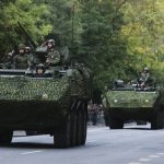 Sull'Avenida da Liberdade a Lisbona sfila un veicolo dell'esercito portoghese in occasione delle celebrazioni per il centenario dall'armistizio che ha posto fine alla prima guerra mondiale.
