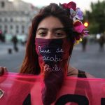 In occasione del 25 novembre, come ogni anno, saranno presenti nelle città italiane le panchine rosse, simbolo della lotta alla violenza sulle donne, e molti Comuni illumineranno di arancione le facciate dei loro municipi.