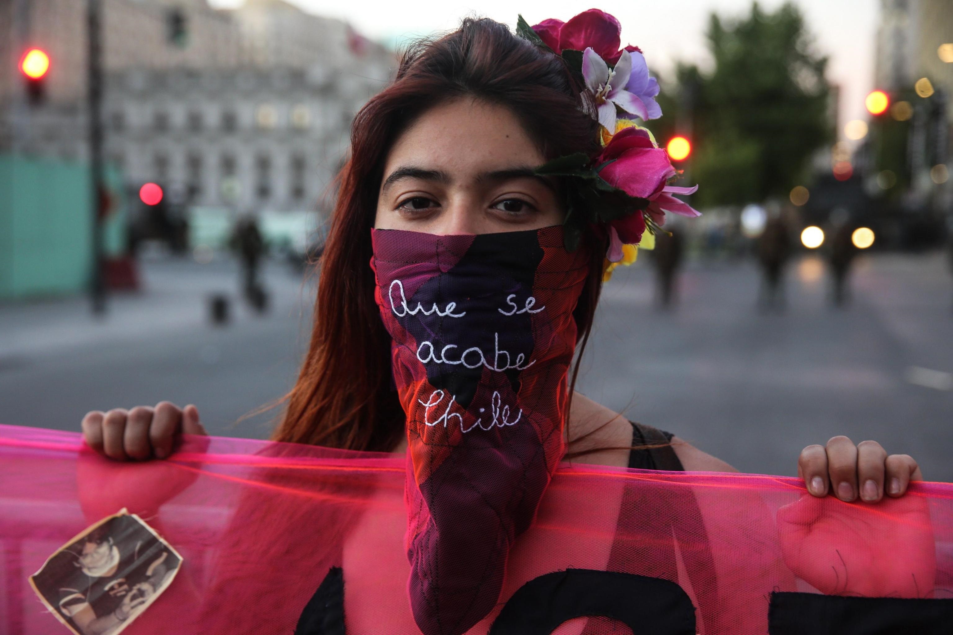 In occasione del 25 novembre, come ogni anno, saranno presenti nelle città italiane le panchine rosse, simbolo della lotta alla violenza sulle donne, e molti Comuni illumineranno di arancione le facciate dei loro municipi.