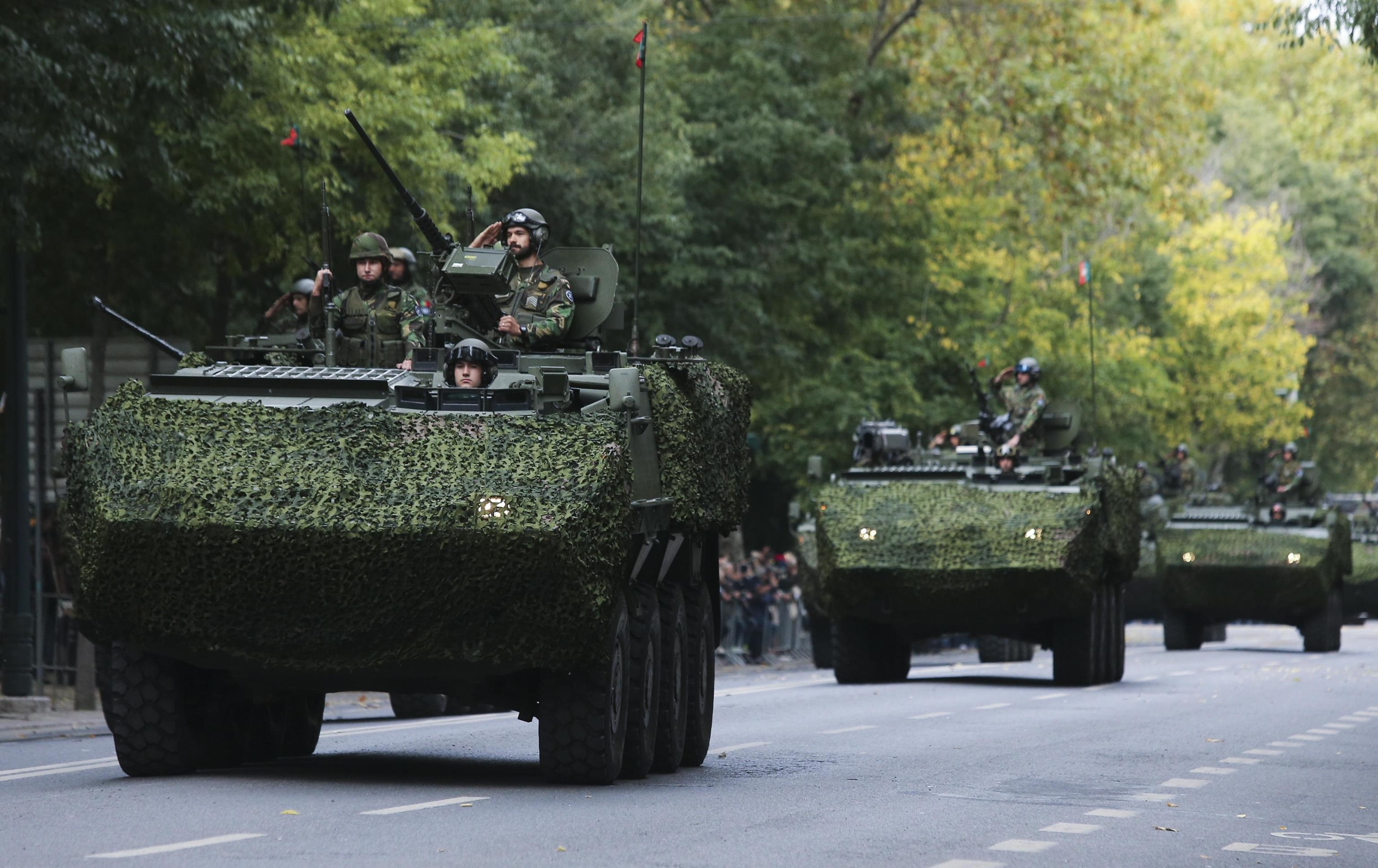 Sull'Avenida da Liberdade a Lisbona sfila un veicolo dell'esercito portoghese in occasione delle celebrazioni per il centenario dall'armistizio che ha posto fine alla prima guerra mondiale.