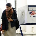 Alexandria Ocasio-Cortez dopo aver votato. La ventinovenne, volto nuovo del Partito democratico, ha sconfitto il candidato repubblicano diventando la più giovane donna mai eletta al Congresso