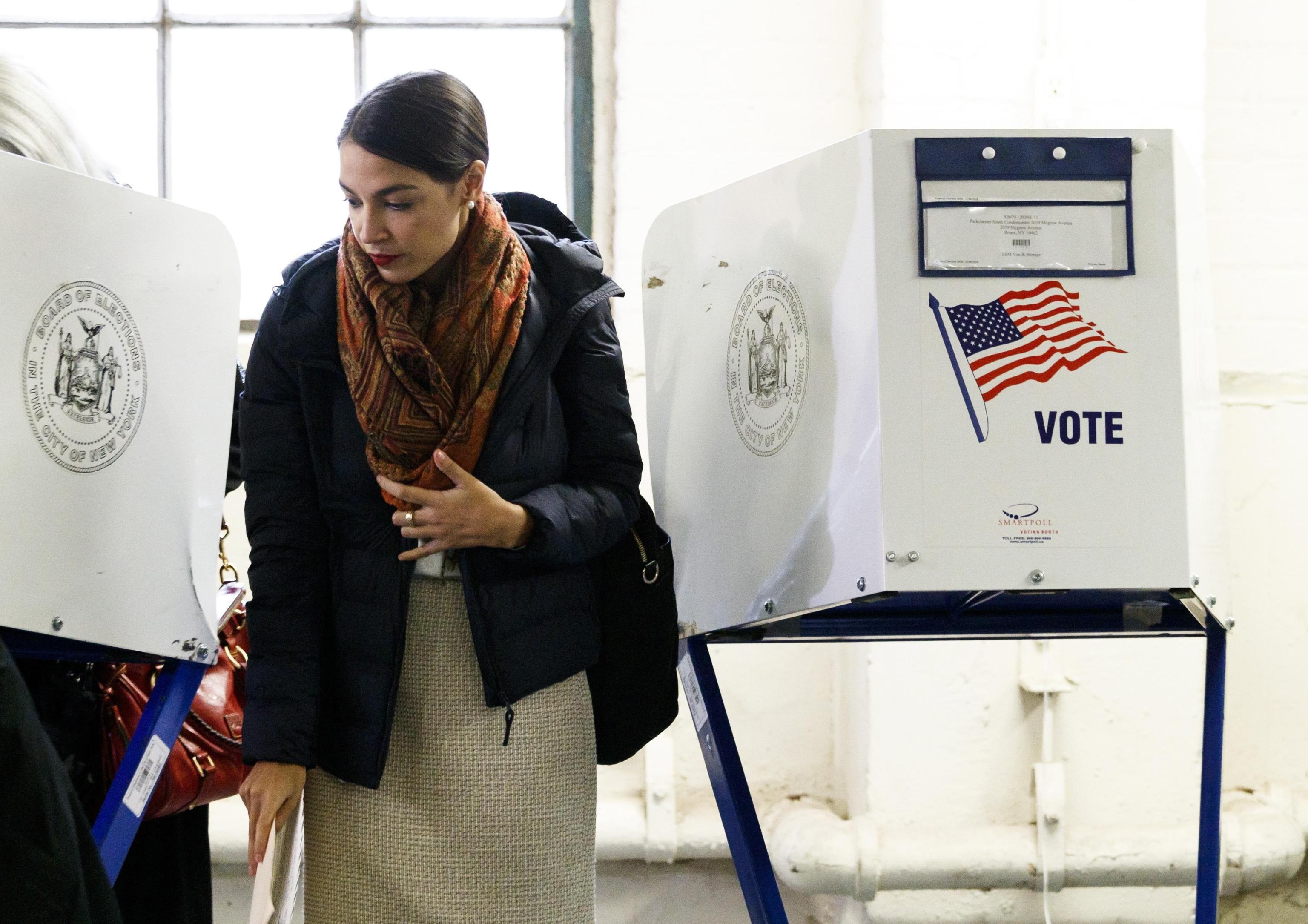 Alexandria Ocasio-Cortez dopo aver votato. La ventinovenne, volto nuovo del Partito democratico, ha sconfitto il candidato repubblicano diventando la più giovane donna mai eletta al Congresso